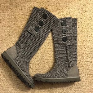 Authentic classic cardy Uggs in grey. Brand new condition, only worn a few times